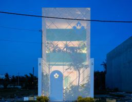 Ngôi nhà ống lung linh như pha lê trong đêm, chỉ nhìn cũng thấy an nhiên ở Sài Gòn